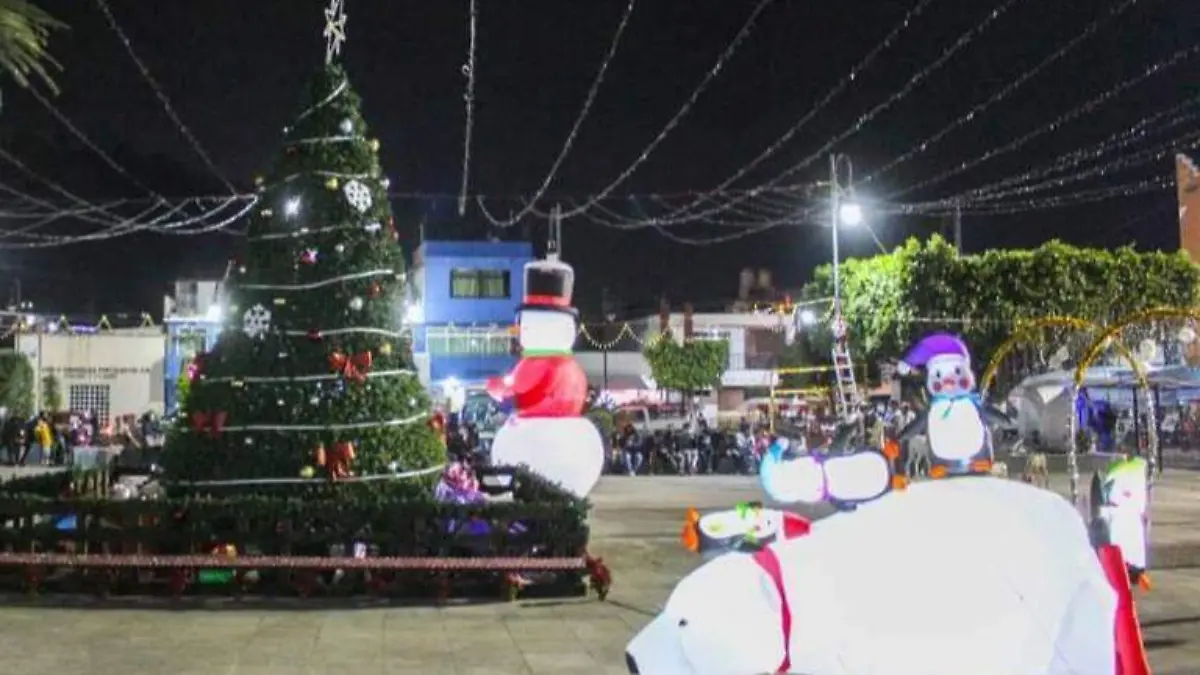 Enciende Totolapan su árbol de navidad